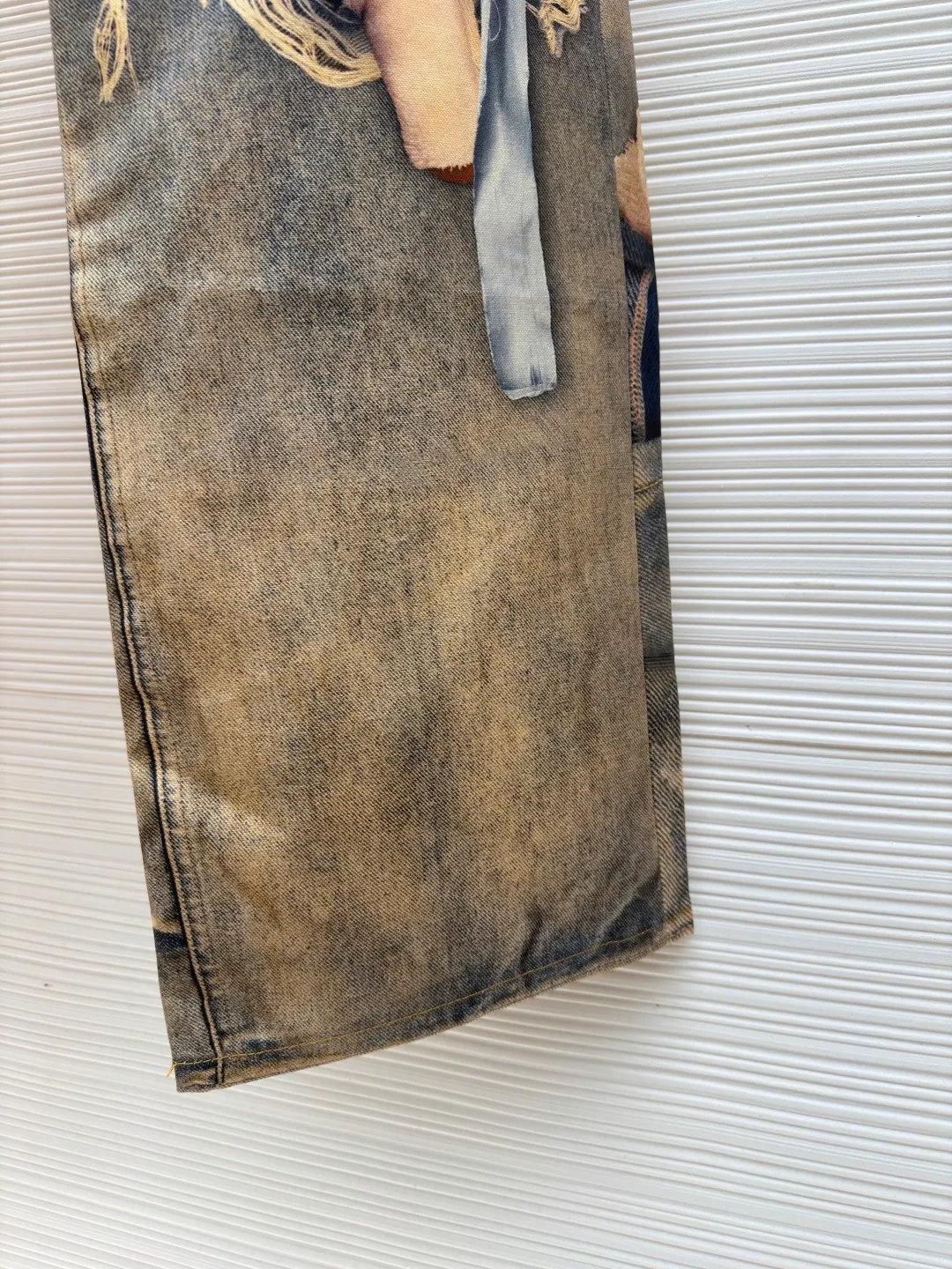 Acne Studios 1981 Teddy Bear 3D printed wide-leg jeans ●Original version: purchased and developed by 6874 ●Item number: 1681986-A80 ●Material: denim fabric ●Technology: 3D printing ●Version: loose fit ●Weight: about 660 grams ●Size: XS-S-M-L-XL-XXL ●Description: These teddy bear-themed jeans are made of 100% heavyweight cotton denim and are pre-shrunk to ensure size stability. The core technology is digital direct-injection printing from Heidelberg, Germany. The teddy bear pattern is first positioned and printed and then cut into a single piece to ensure the integrity of the pattern and position accuracy. It is paired with handmade three-dimensional patching + ribbon decoration, and sewing reinforcement is used to make the doll elements present a 3D level. The washing process goes through 5 processes: desizing, atomizing, manual re-spraying, color setting and distressing, and finally forming an aged gradient blue tone. The hardware uses custom logo buttons, and a built-in lining at the waistband enhances stiffness. The pants are straight and wide-leg cut, taking into account both relaxation and comfort. The overall wiring is straight and delicate, the fabric is comfortable and soft, and the color is consistent without color difference. It can be matched with the same style to create a fashionable look and control various occasions. Customized accessories, complete with three standards, same style for men and women!